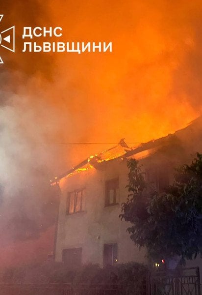 Охоплений вогнем будинок у Мурованому на Львівщині після атаки БпЛА