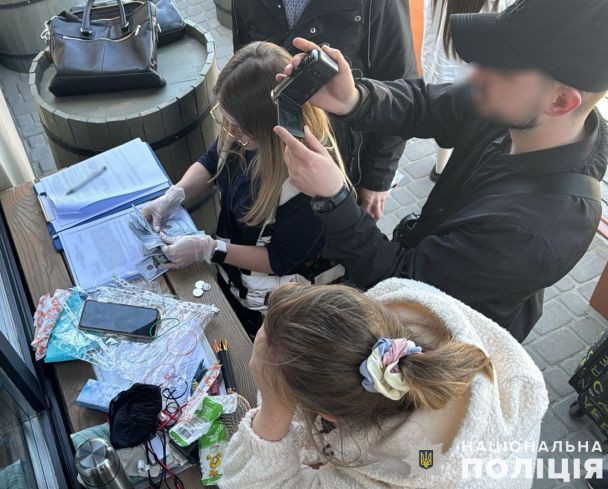 Женщина задержана при получении средств в сумме 5 тысяч долларов / Фото: Полиция Львовской области