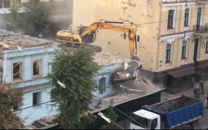 В Киеве на Саксаганского бульдозер крушит историческое здание: фото