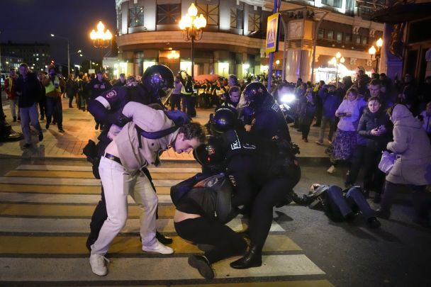 ОМОН затримує демонстрантів під час акції протесту в Москві після того, як Путін віддав наказ про часткову мобілізацію резервістів для участі у війні проти України, 21 вересня 2022 року / © Associated Press