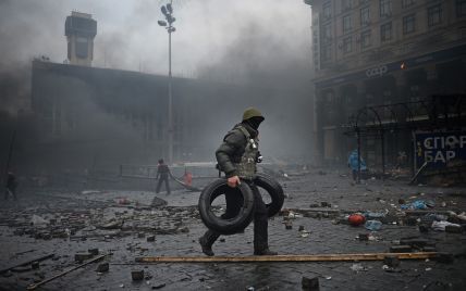 Годовщина Огнекрещения: потасовка с силовиками и попытка поджога шин в центре Киева