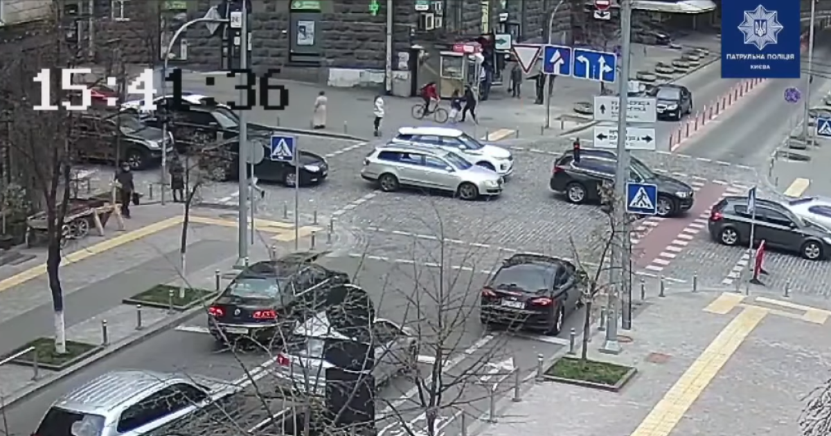 В центре Киева велосипедистка на большой скорости сбила женщину: видео