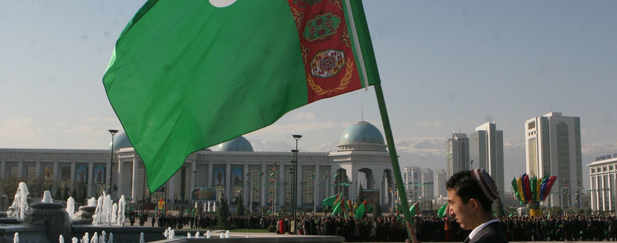 Борьба с пандемией по-туркменски: власти запретили слово "коронавирус" и задерживают людей в масках