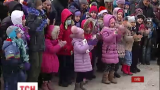 Киевские волонтеры организовали праздник для сотен маленьких переселенцев из Донбасса