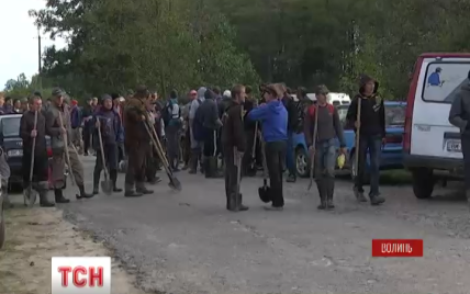Янтарная лихорадка на Волыни: столкновения копателей и силовиков закончились стрельбой