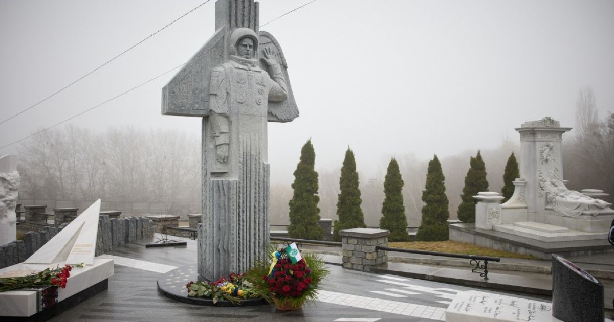 23-тя річниця повернення українця з космосу: у Києві відкрили пам'ятник Леоніду Каденюку