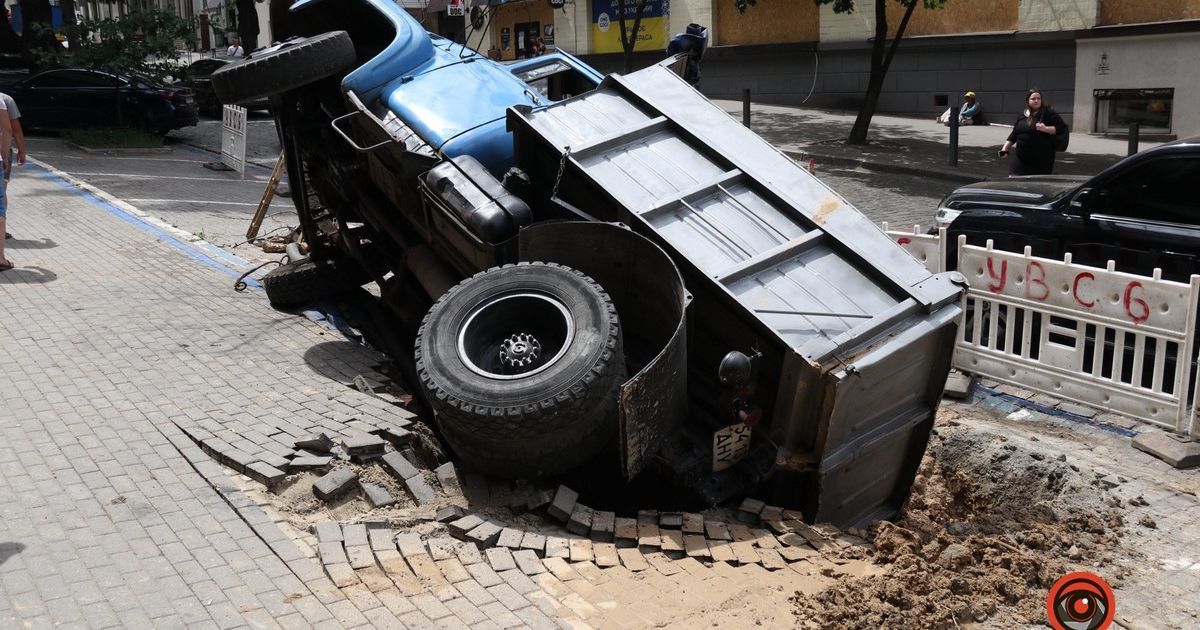 В центре Днепра грузовик провалился под землю (фото)