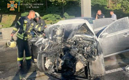 Жуткое ДТП в Киеве: авто вспыхнуло, женщину деблокировали спасатели (фото)
