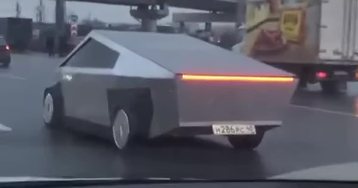 Уменьшенную копию пикапа Tesla сняли в Москве
