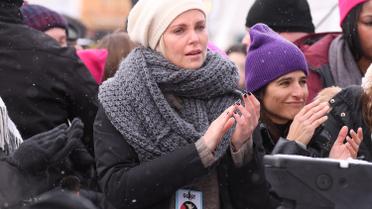 Шарлиз Терон плакала на женском марше против Трампа / © Getty Images