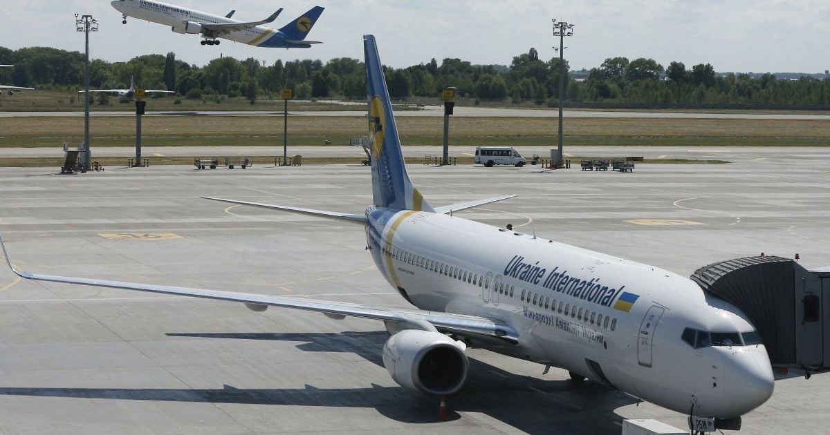 До "Борисполя" прибув літак з українцями, яких евакуювали з Китаю