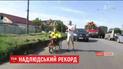 Представники книги Гінесса супроводжують українця, який замахнувся на фантастичний рекорд