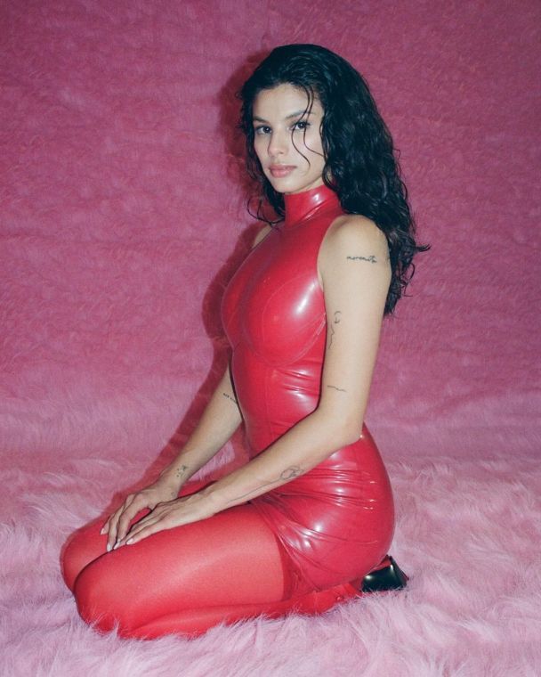 Мішель Андраде після болісного розриву з бойфрендом чесно зізналась, чи в стосунках зараз