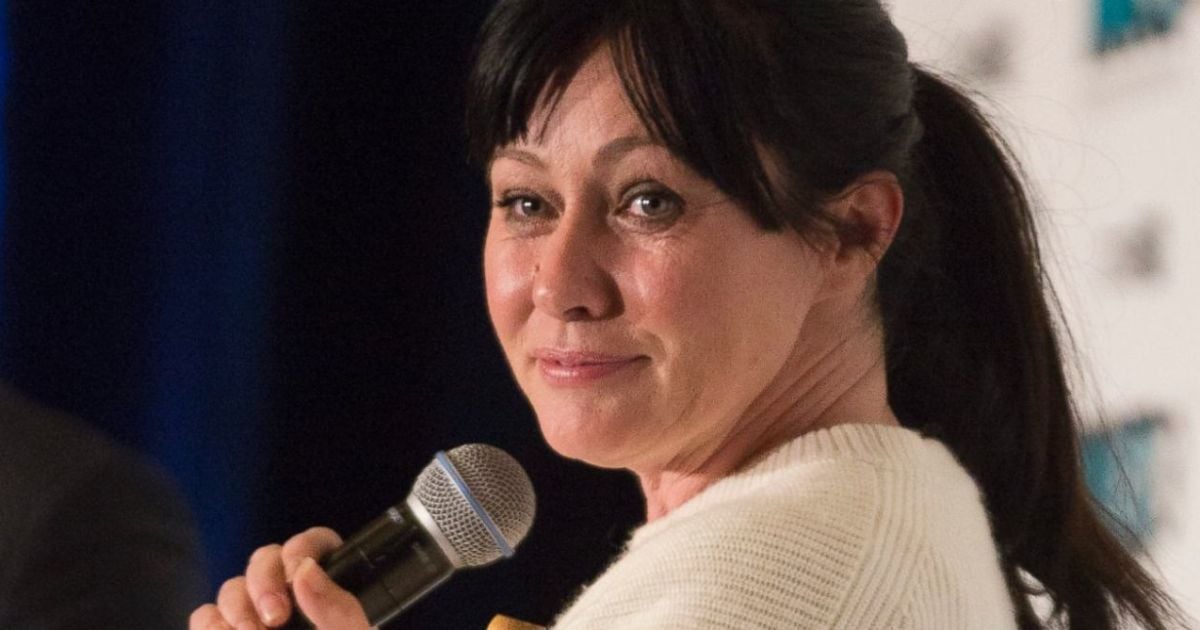 Жігіттің аузына сиқып жатқан суреті