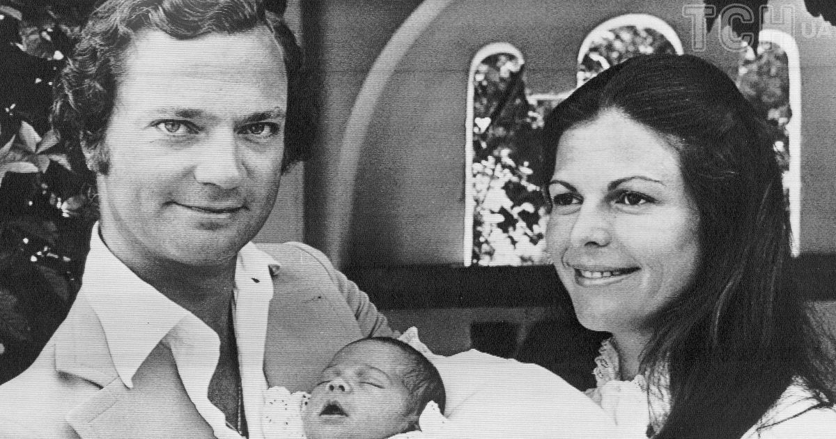 Король Карл Густав та королева Сільвія зі своїм первістком — принцесою Вікторією, 1 серпня 1977 року