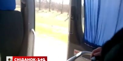В Кировограде курсирует городская маршрутка с настежь открытыми дверями