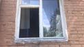 В Запорожье из окна 4-го этажа выпала девочка: что известно о состоянии ребенка