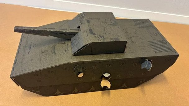 Модель танка Lynx із шоколадними кульками / © Bild