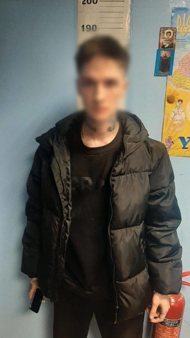 Молодой парень прыгнул на рельсы станции метро Фото: Киев сейчас