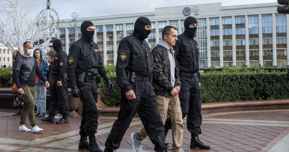МВД Беларуси сообщило о еще 32 задержанных протестующих и призвало провести выходные на природе