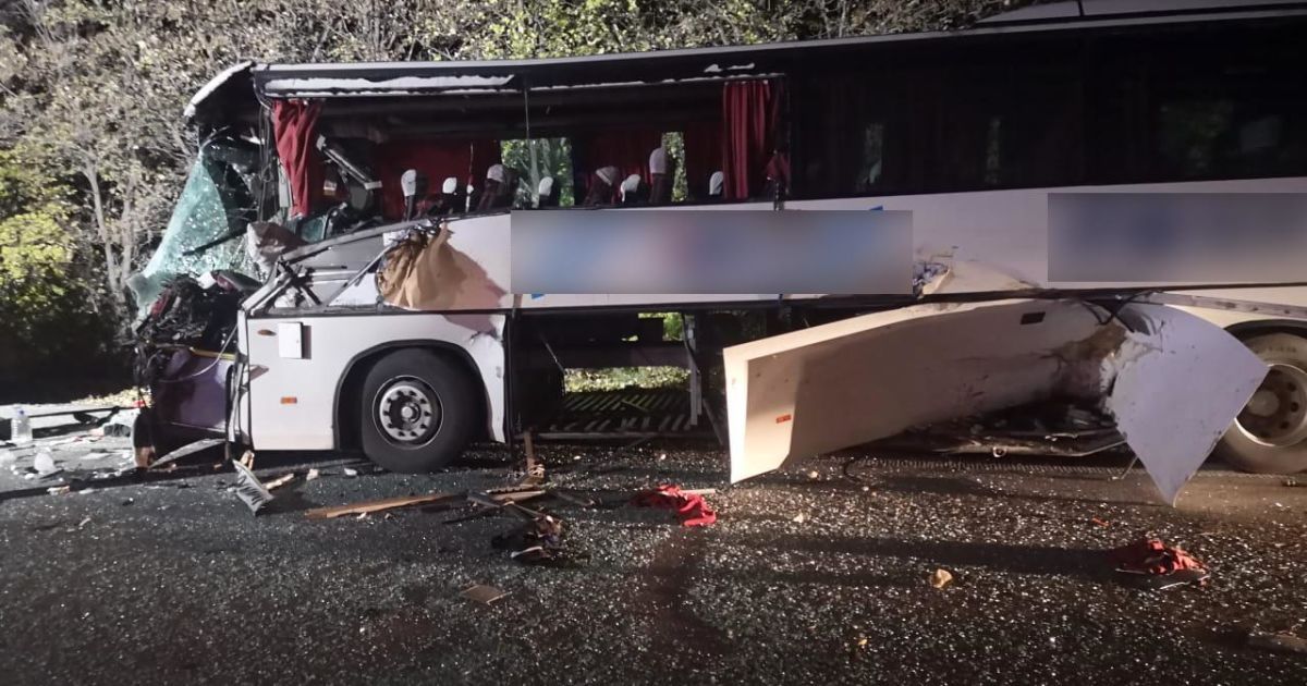 У Запорізькій області рейсовий автобус з пасажирами влетів у трактор - є загиблий