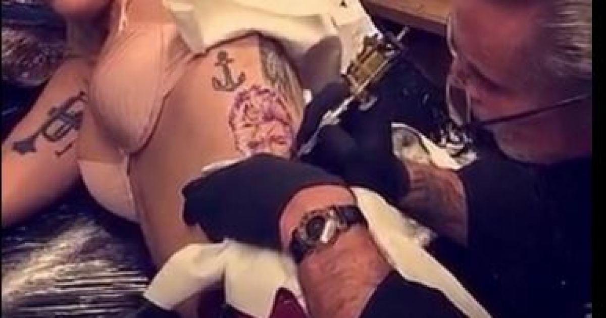 Леди Гага &laquo;набила&raquo; себе портрет Боуи / © twitter.com/ladygagaloo