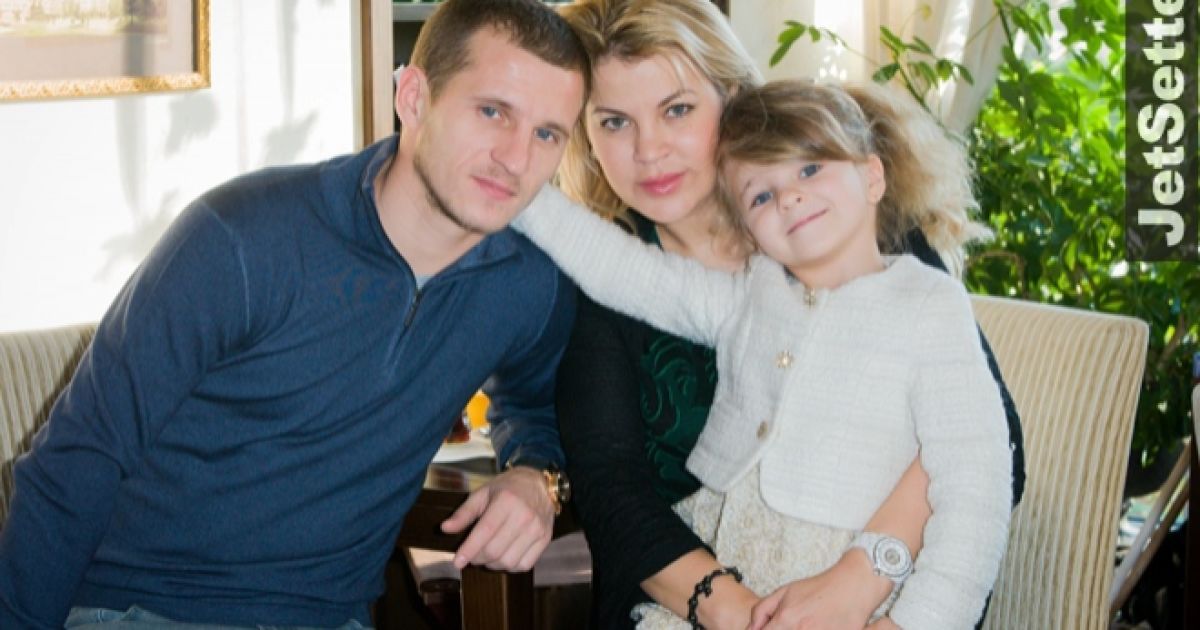 Алиев с женой Татьяной и доченькой Алиной.