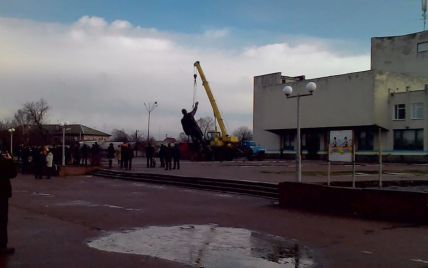 На Черниговщине снесли самый большой в Украине памятник Ленину