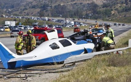 У Каліфорнії невеликий літак впав на шосе та врізався у легковик