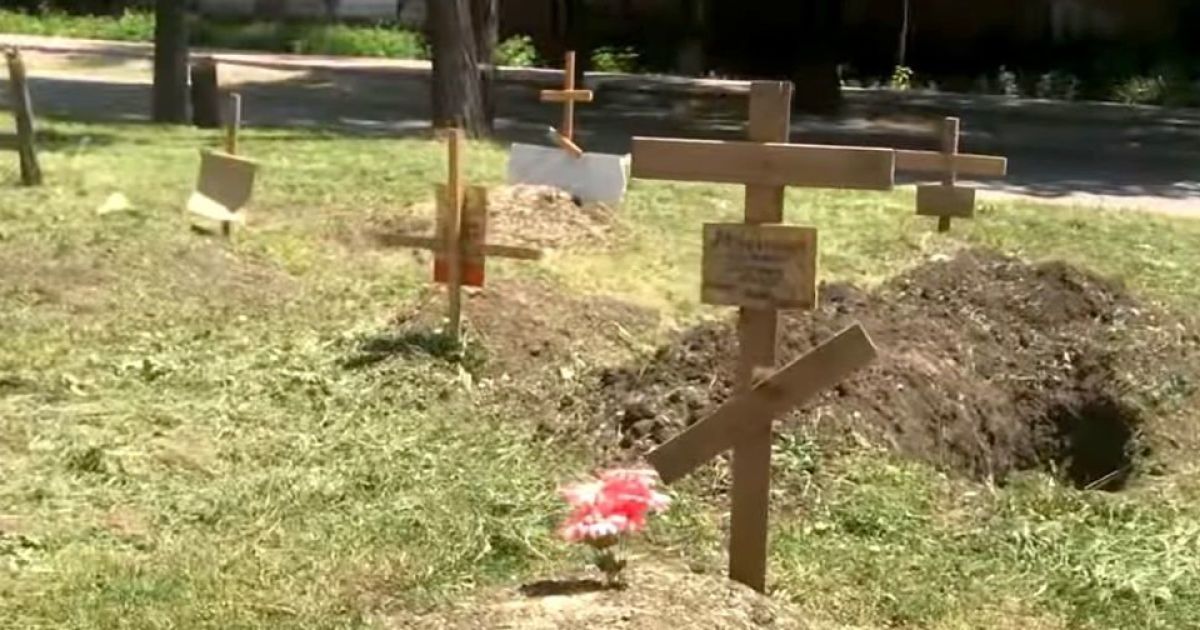 В Мариуполе оккупанты производят перезахоронение погибших в братскую могилу в Мангуше