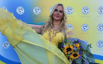 В сине-желтых нарядах: Камалия вместе с мужем посетила благотворительный концерт в Германии