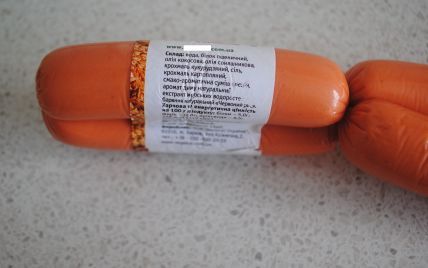 Скандал у Миколаєві: людям продають червиві сосиски закритого 2 роки тому виробника