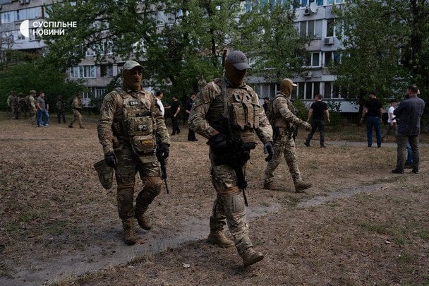 Працівники СБУ біля будинку на Березняках, де проживає Каплунов / © Суспільне Новини/Олександр Магула