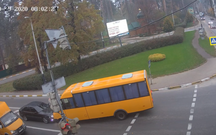 Під Києвом дівчина-пішохід потрапила під колеса маршрутки: з'явилося моторошне відео