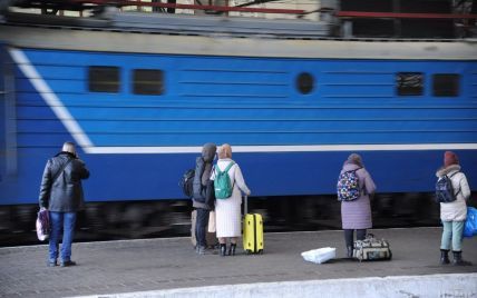 Вагон "замироточил": в поезде "Укрзализныци" с потолка на людей лилась вода (видео)