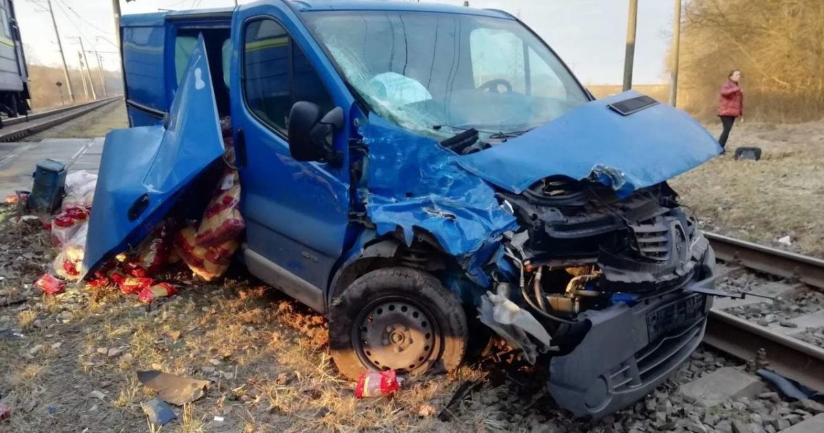 На Львовщине поезд столкнулся с микроавтобусом