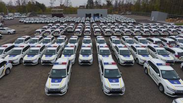 гібридні Mitsubishi для поліції / © twitter/Арсен Аваков