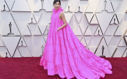 Красная дорожка церемонии "Оскар-2019": битва образов в розовых платьях