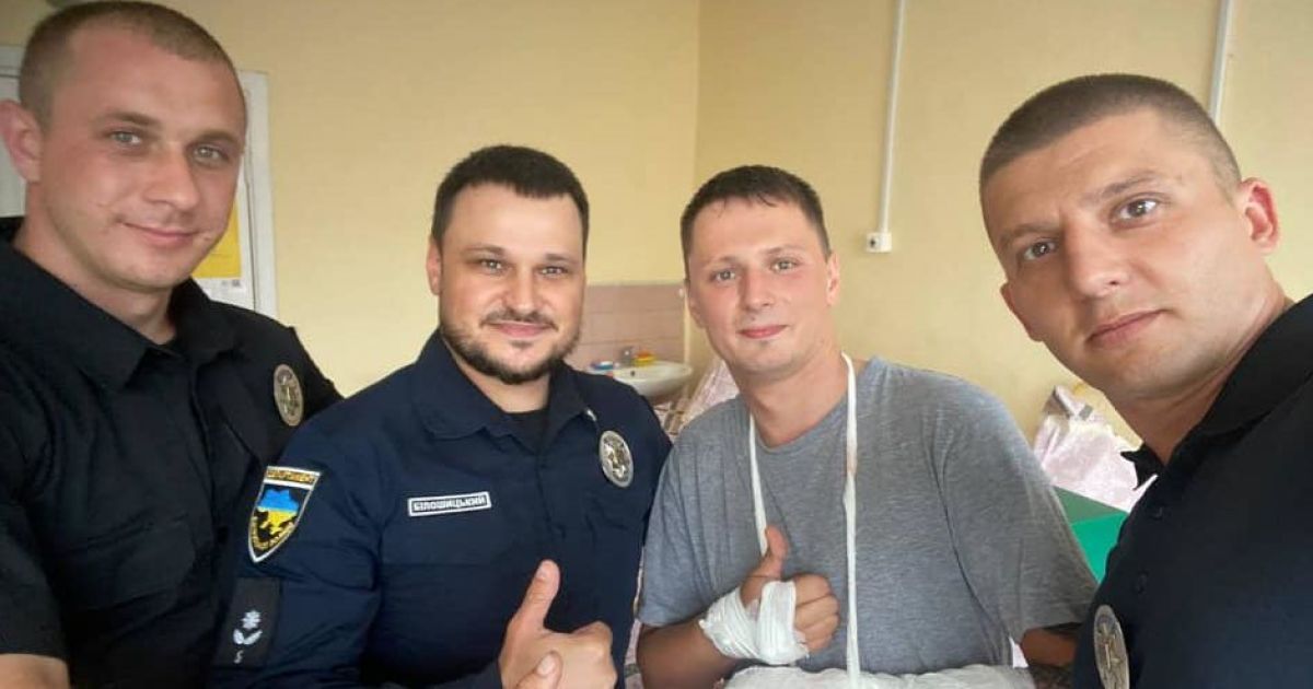 Стало відомо, як почувається поранений під час стрілянини у Києві поліцейський: фото з лікарні