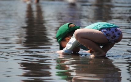 Играл во дворе и куда-то исчез: на Волыни 2-летний мальчик утонул в пруду возле собственного дома
