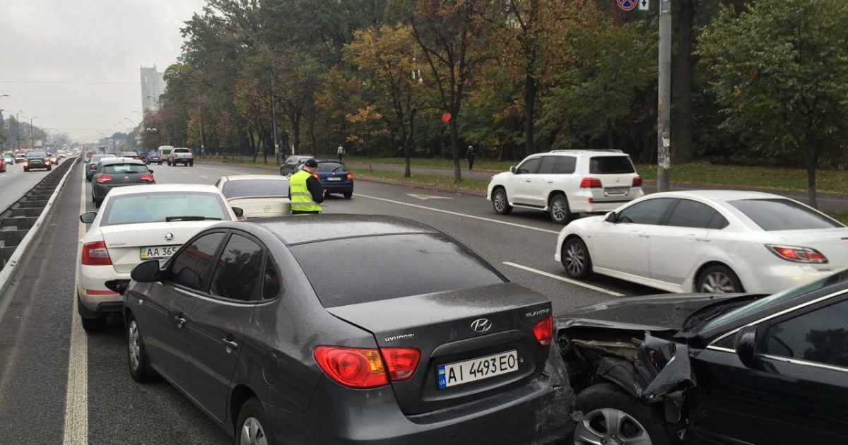 У Києві на жвавому проспекті зіткнулися п'ять машин