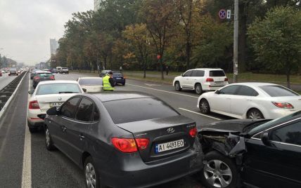 У Києві на жвавому проспекті зіткнулися п'ять машин