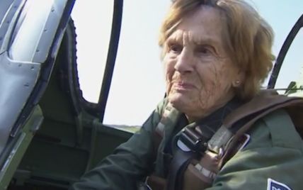 Ветеран Второй мировой войны в 92 года показала, как нужно летать на истребителе