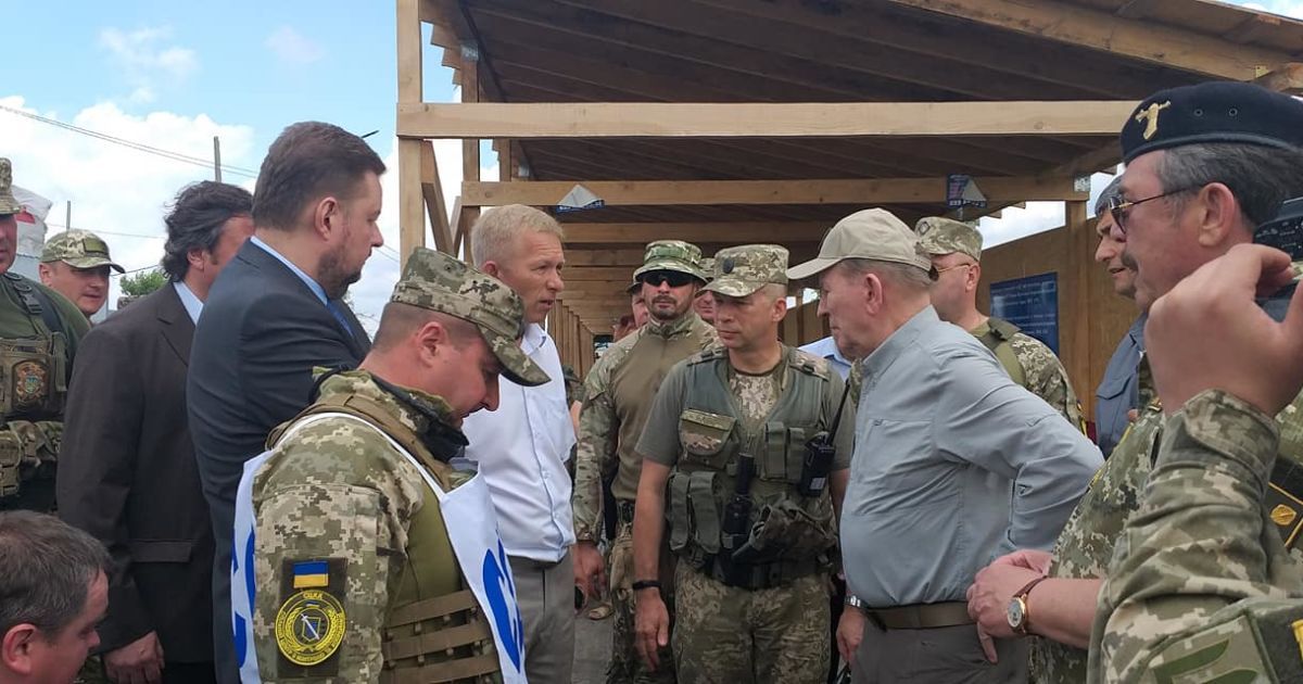 Кучма відвідав Станицю Луганську: військових і бойовиків розділяють 2 км