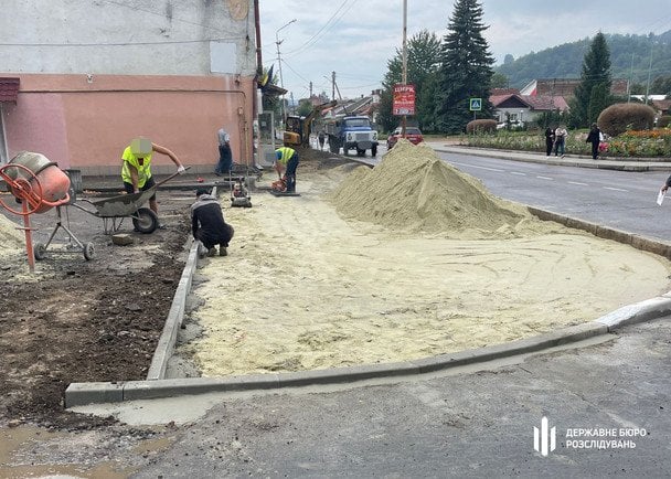 ГБР разоблачило заместителя командира в/ч на Львовщине, который отправлял солдат класть брусчатку вместо службы / © Государственное бюро расследований
