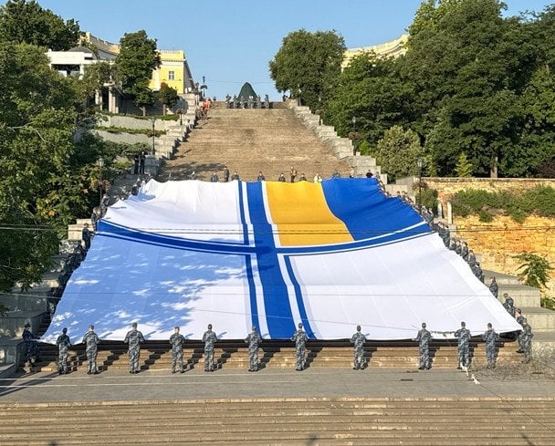 35 на 20 метров: в Одессе развернули рекордный флаг ВМС (фото)