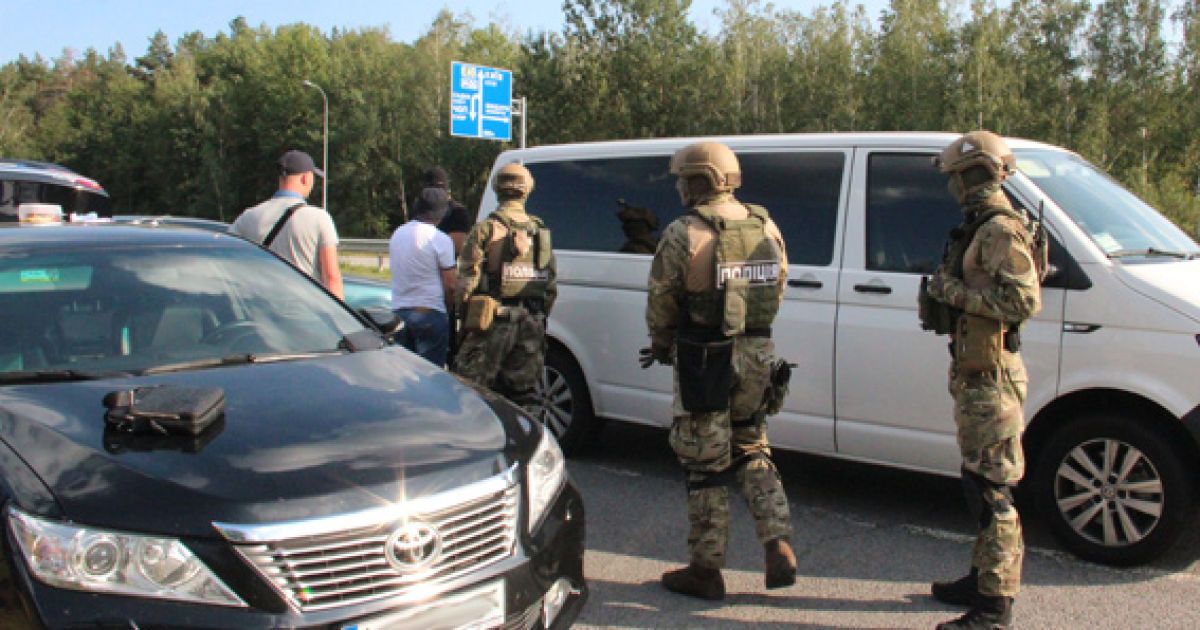 Затриманий перебував у авто Тoyota Camry із 19-річною киянкою. / © МВС