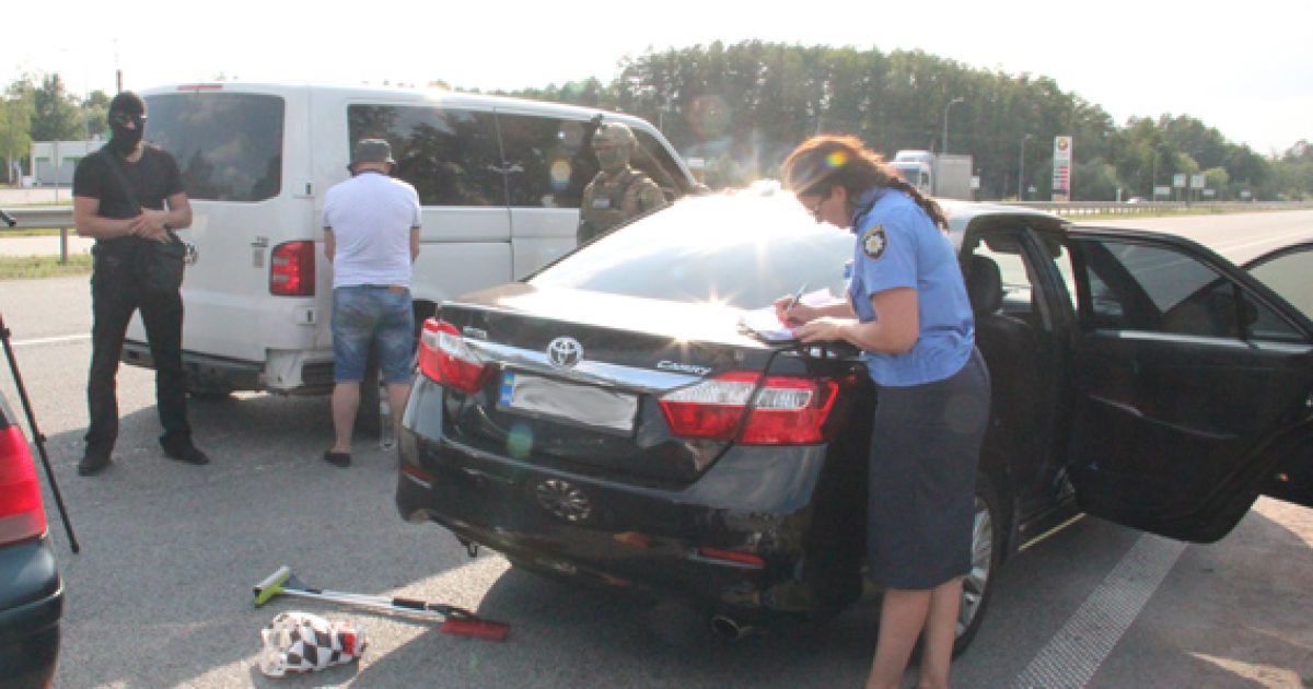 Затриманий перебував у авто Тoyota Camry із 19-річною киянкою. / © МВС