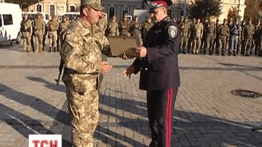 Столичним міліцейським, що більше місяця несли службу у прифронтових містечках, видали премію
