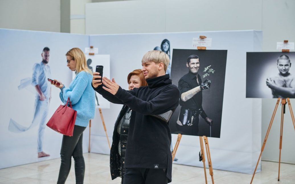 Витвицкая провела экскурсию для посетителей фотовыставки &laquo;Переможці&raquo; / © пресс-служба канала "1+1"